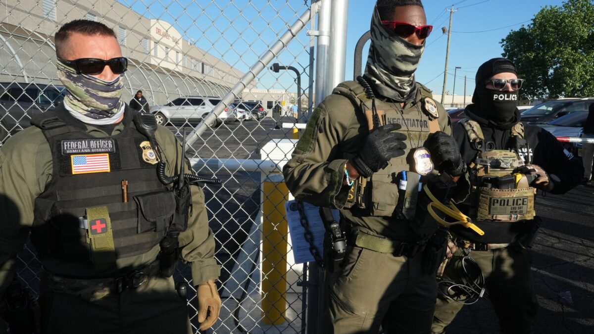 Reportan unas 40 detenciones de ICE cerca de una escuela en Riverside