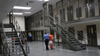 Departamento de Seguridad Nacional de Estados Unidos (DHS) compra tres centros de detención en California por 950 millones de dólares