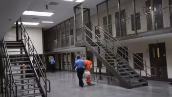 Departamento de Seguridad Nacional de Estados Unidos (DHS) compra tres centros de detención en California por 950 millones de dólares
