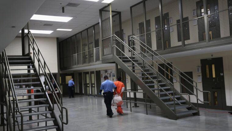 Departamento de Seguridad Nacional de Estados Unidos (DHS) compra tres centros de detención en California por 950 millones de dólares