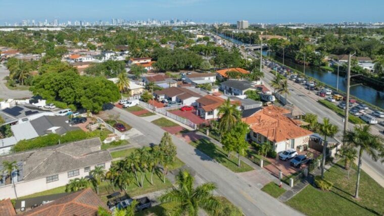 Votantes hispanos de Miami, divididos por la economía y las deportaciones