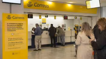 Regularización en España: Correos seguirá recibiendo documentos hasta diciembre
