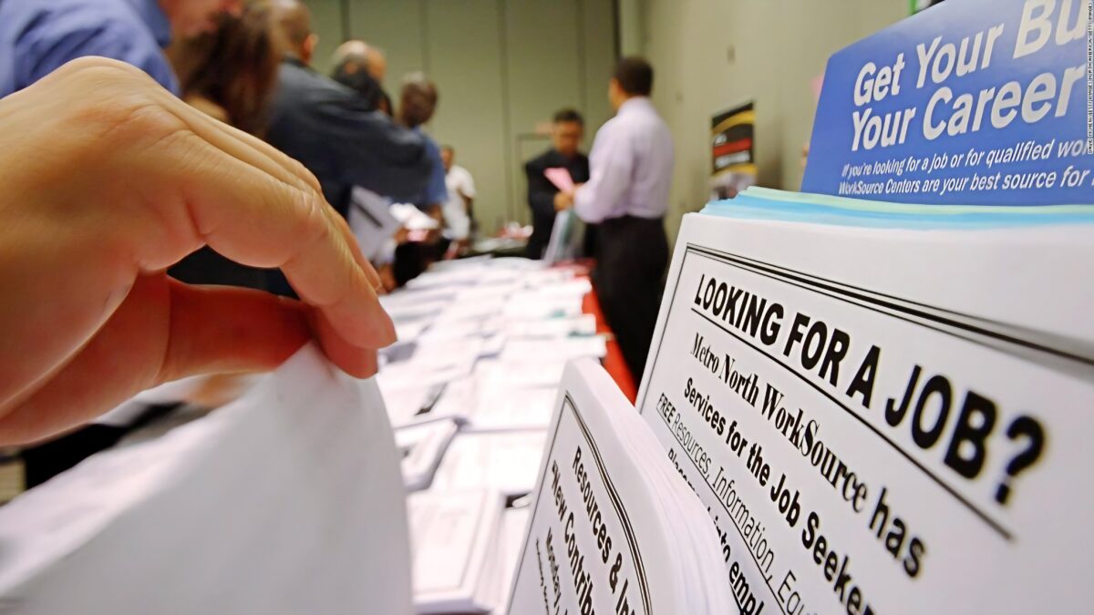 Solicitudes de desempleo en Estados Unidos suben a 199.000 en octubre