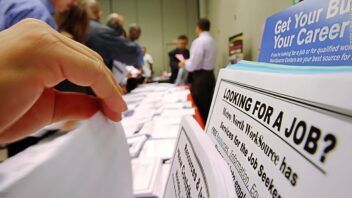 Solicitudes de desempleo en Estados Unidos suben a 199.000 en octubre