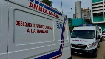 Rusia entrega ambulancias y un automóvil Lada para centros médicos de Cuba