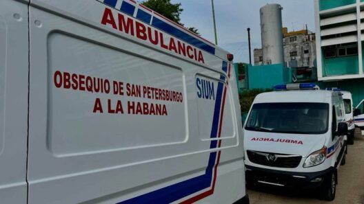 Rusia entrega ambulancias y un automóvil Lada para centros médicos de Cuba