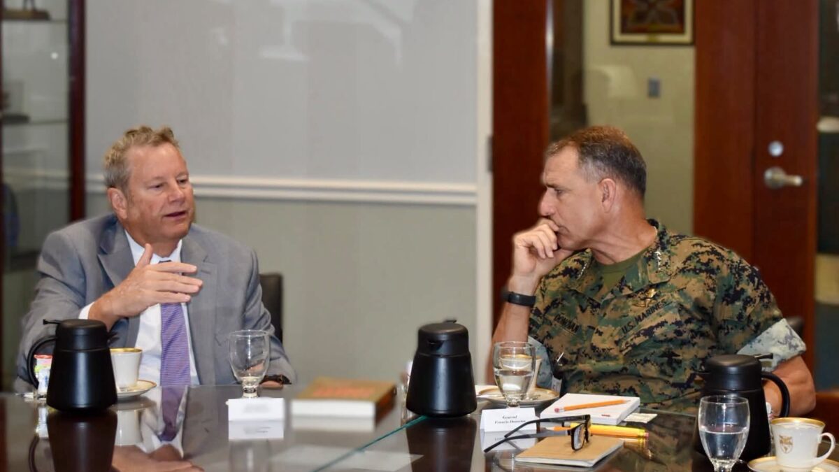 «Mucho de qué hablar sobre Cuba»: Embajada de EEUU anuncia reunión de Hammer con el jefe del Comando Sur