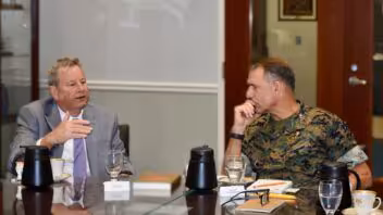«Mucho de qué hablar sobre Cuba»: Embajada de EEUU anuncia reunión de Hammer con el jefe del Comando Sur