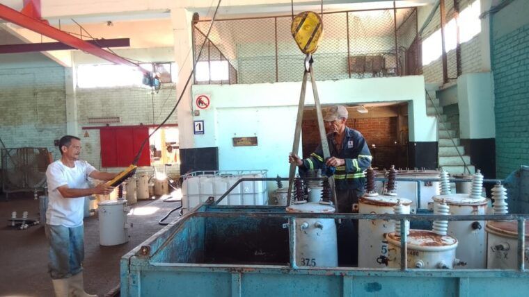 Reparación de transformadores en Camagüey por averías en comunidades rurales