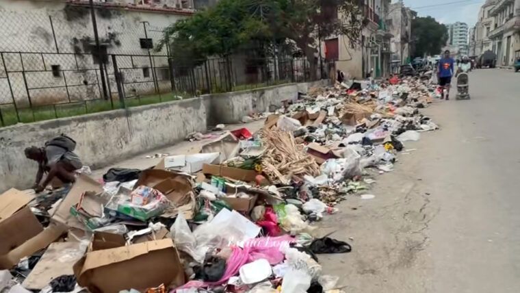 Basura en la calle Zanja, frente a una plaza del Barrio Chino
