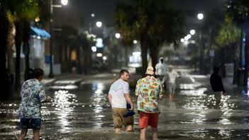 Isaías eleva el riesgo de inundaciones repentinas en Florida y Alabama