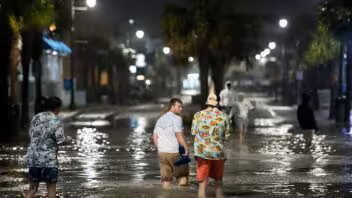 Isaías eleva el riesgo de inundaciones repentinas en Florida y Alabama