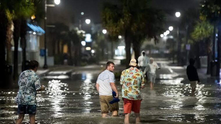 Isaías eleva el riesgo de inundaciones repentinas en Florida y Alabama