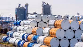 G7 acuerda la liberación de 100 millones de barriles para frenar los precios del combustible
