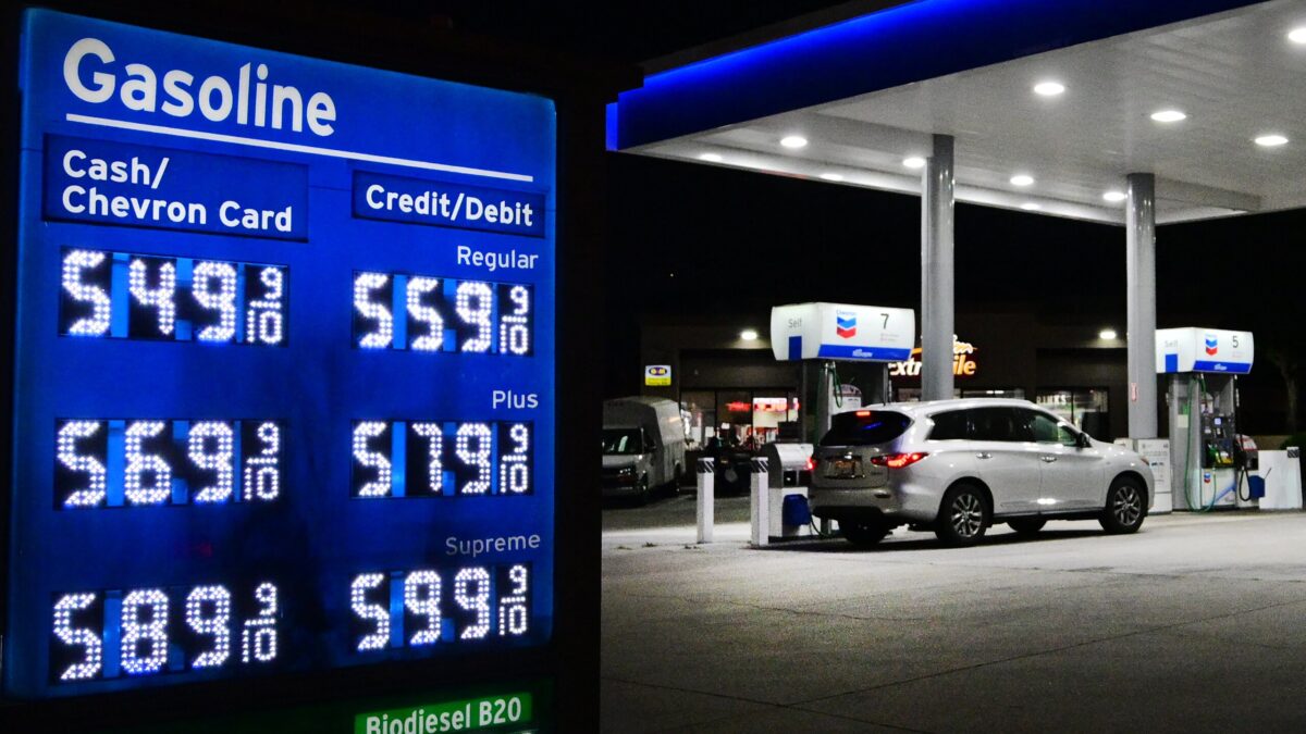 Gasolina en Florida: el galón sigue sobre los 4 dólares pese a la bajada mensual