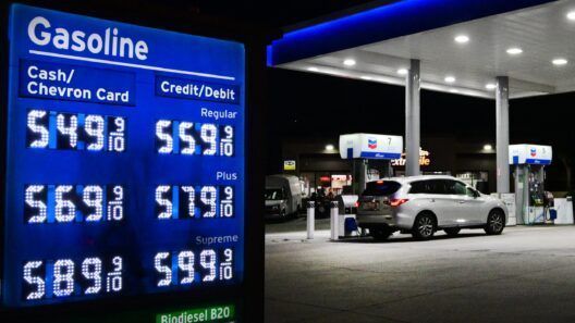 Gasolina en Florida: el galón sigue sobre los 4 dólares pese a la bajada mensual