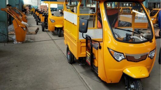 Cuba supera el millón de motos y triciclos eléctricos y suma 44 solineras