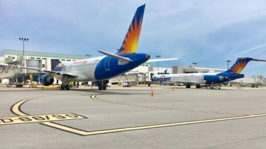 Reportan el cierre de tres aeropuertos en Florida por huracán Isaías