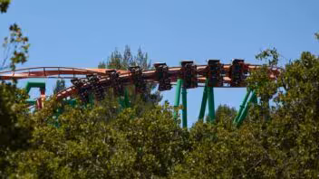 Six Flags cierra temporalmente nueve montañas rusas en seis parques en EE.UU.