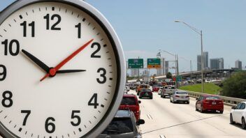 Sí habrá cambio de hora: esta es la fecha en que se atrasan los relojes en Estados Unidos