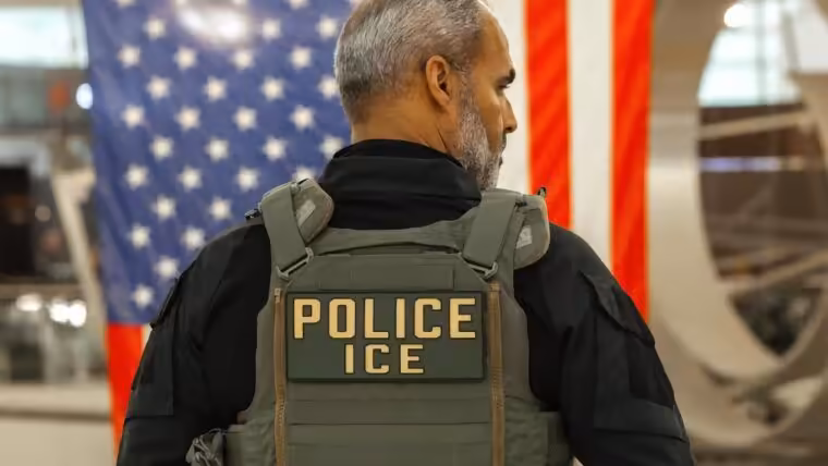 Juez anula política de arrestos de ICE en cortes de inmigración