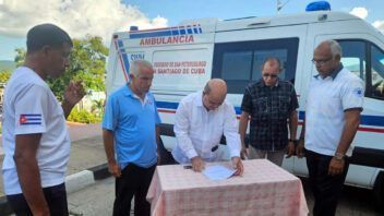 Rusia dona una ambulancia equipada para atender a embarazadas y recién nacidos en Santiago de Cuba