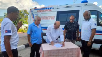 Rusia dona una ambulancia equipada para atender a embarazadas y recién nacidos en Santiago de Cuba