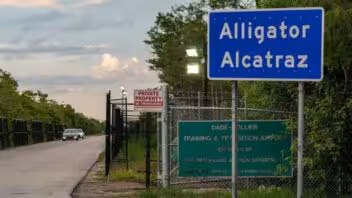 Alligator Alcatraz: 79 detenidos pasaron por pequeños recintos metálicos