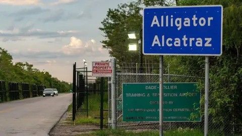 Alligator Alcatraz: 79 detenidos pasaron por pequeños recintos metálicos