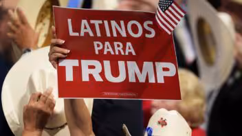 Trump obtiene solo un 27% de aprobación entre votantes latinos, según encuesta