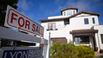 Ventas de viviendas nuevas en Estados Unidos bajan menos de lo previsto