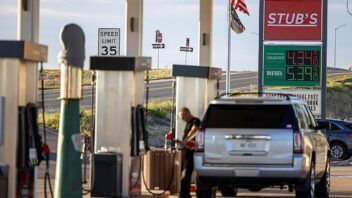 Impuesto a la gasolina en EE.UU: dos estados lo suspenden y otros dos lo debaten