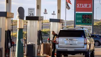Impuesto a la gasolina en EE.UU: dos estados lo suspenden y otros dos lo debaten