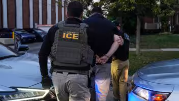Nuevas reglas del ICE prohíben perseguir vehículos que no se detengan