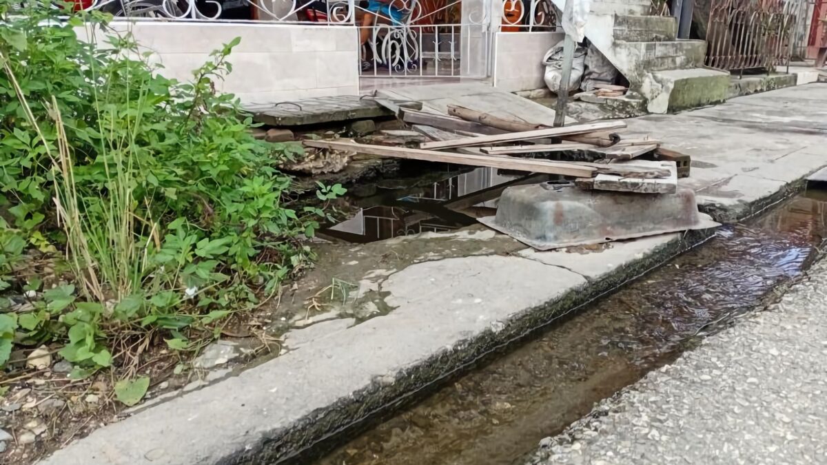 Un salidero de agua en Sancti Spíritus lleva cerca de un año sin reparar