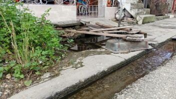 Un salidero de agua en Sancti Spíritus lleva cerca de un año sin reparar