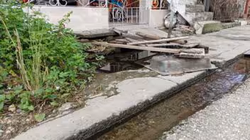 Un salidero de agua en Sancti Spíritus lleva cerca de un año sin reparar