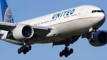 Turbulencia en vuelo de United deja cuatro auxiliares heridos rumbo a Los Ángeles