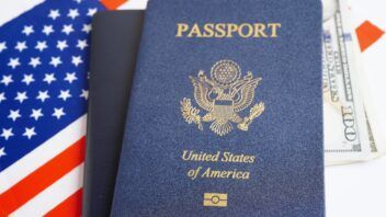 Estados Unidos busca revocar la ciudadanía a 40 naturalizados, incluidos dos cubanos