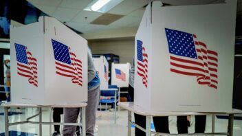 Fallo frena el cruce de datos de votantes con registros migratorios en Estados Unidos