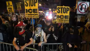 Protesta contra ICE en Nueva York tras el disparo a un dominicano que viajaba con su hijo