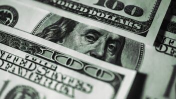El dólar registra otro gran aumento y se acerca a los 900 pesos. El euro va camino a los 1000