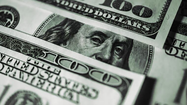El dólar registra otro gran aumento y se acerca a los 900 pesos. El euro va camino a los 1000