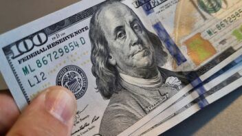 ¡870 pesos! ¿Has visto a cuánto están el dólar y el euro hoy en Cuba? Siguen subiendo las tasas de cambio y se acercan a 900