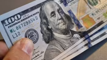 ¡870 pesos! ¿Has visto a cuánto están el dólar y el euro hoy en Cuba? Siguen subiendo las tasas de cambio y se acercan a 900